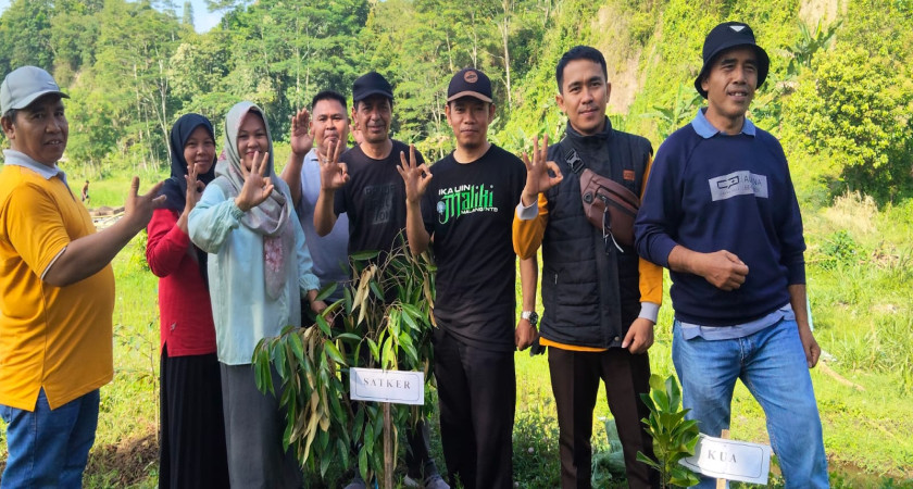 Wujud Nyata Cinta Tanah Air, MTsN 3 Lombok Barat Berpartisipasi dalam Kemah Bakti Kerukunan dan Penanaman Pohon Hari Santri Nasional 2025