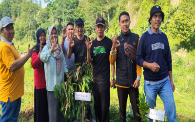 Wujud Nyata Cinta Tanah Air, MTsN 3 Lombok Barat Berpartisipasi dalam Kemah Bakti Kerukunan dan Penanaman Pohon Hari Santri Nasional 2025